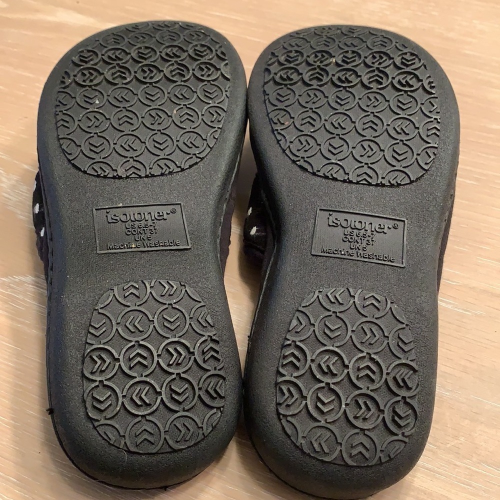 Women’s Isotoner slippers SOFT size 6.5-7 - Picture 3 of 4